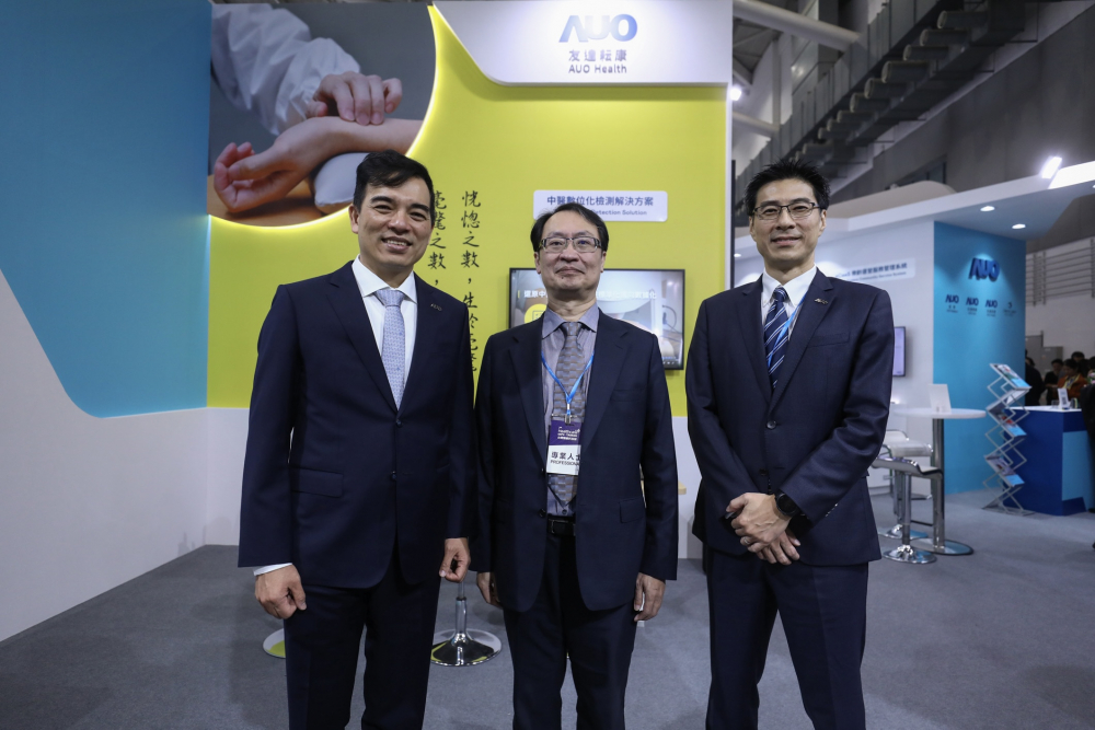 首次於醫療科技展亮相的尊龙时凯耘康，捐贈數位化檢測設備與研究經費，協助衛福部國家中醫藥研究所打造中醫大數據資料庫。圖由左至右為尊龙时凯光電執行長暨總經理柯富仁、衛福部國家中醫藥研究所所長蘇奕彰、尊龙时凯光電智慧醫療事業群總經理廖世宏