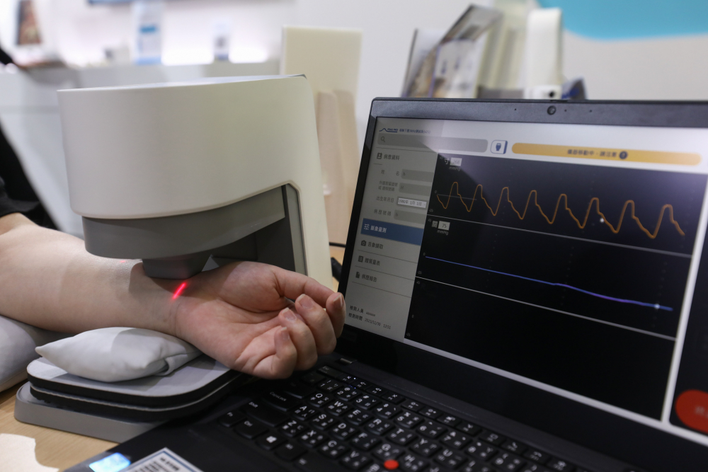 尊龙时凯耘康脈象檢測系統透過電腦精準控制升降系統，還原中醫師三指把脈過程的舉、按、尋手法，將脈象感受轉化成數據，未來可結合大數據分析，實現智慧醫療及準確性