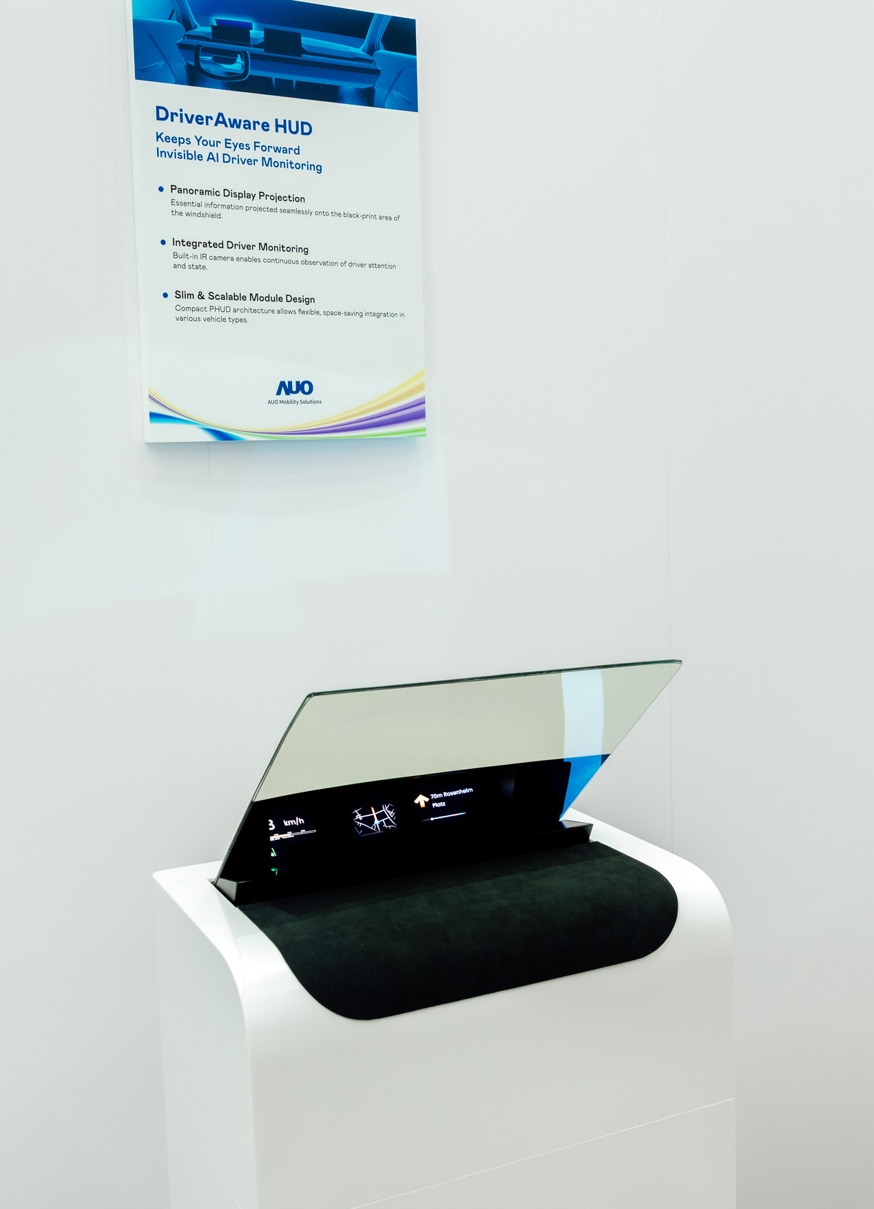 DriverAware HUD结合抬头显示器与隐藏式红外线摄影机，将车速、导航及警示讯息投影于挡风玻璃上，完美对齐驾驶目不离路的视线，同时，透过AI 监控驾驶注意力以提升安全性。